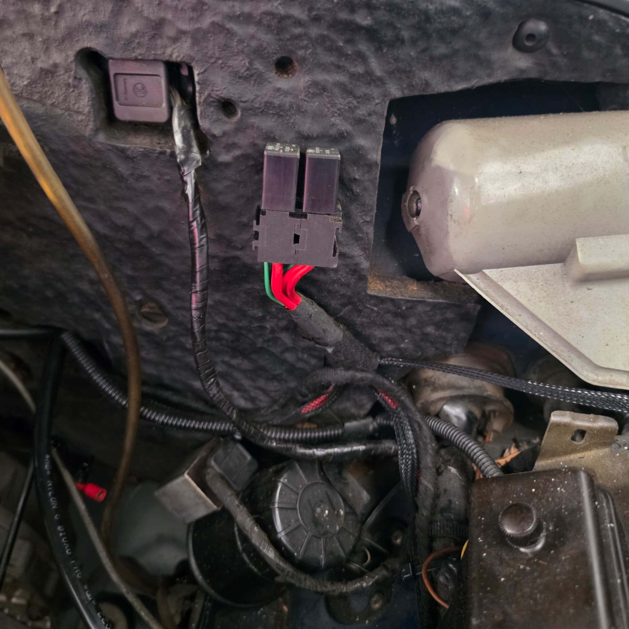 New wiring harness fitted to Viair air suspension setup on 1976 Mercedes