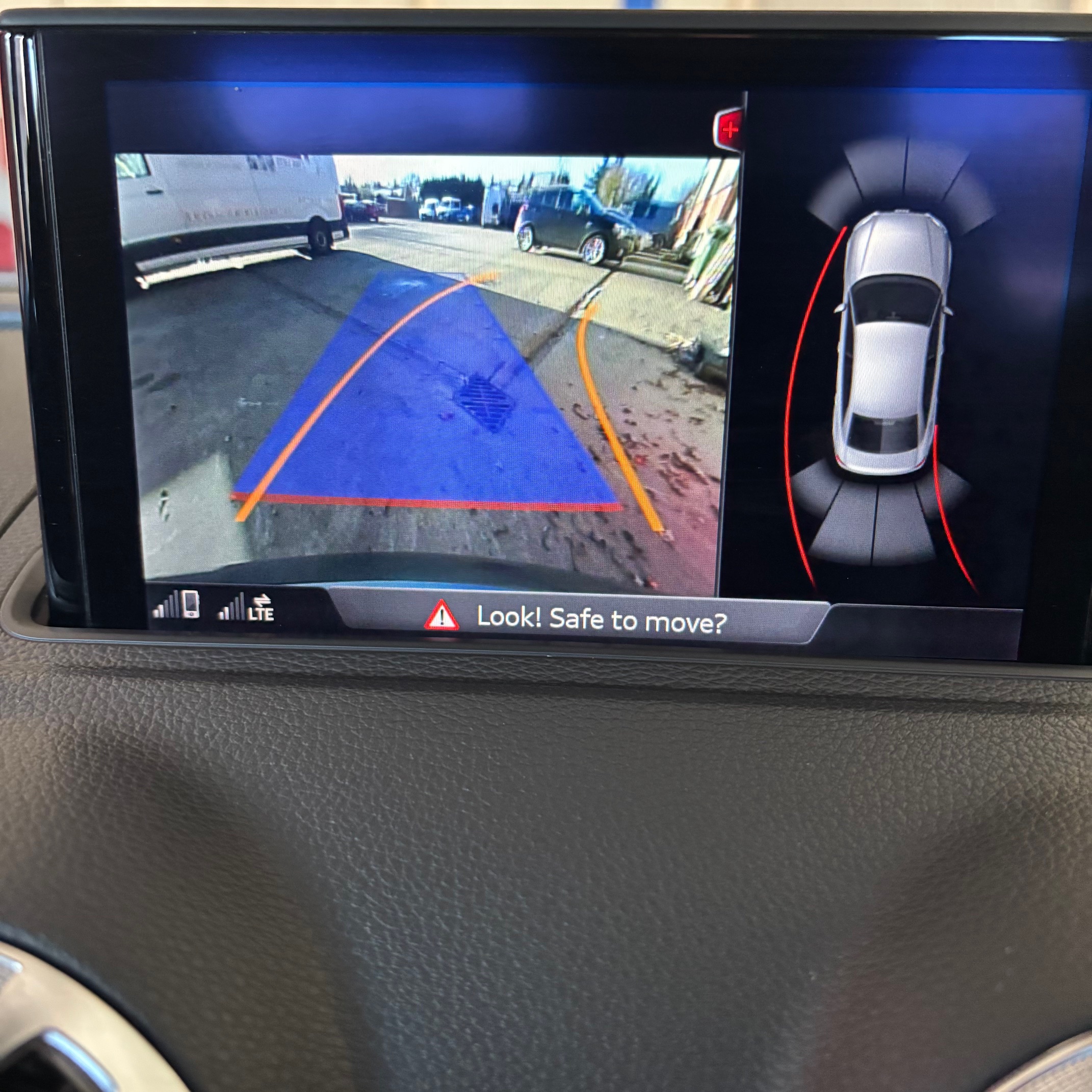 Audi reverse camera showing dynamic lines