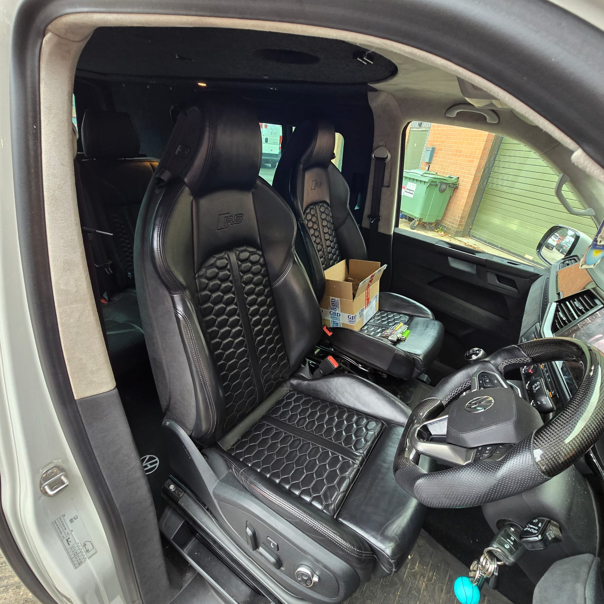 Factory-coded heated seat wiring in VW T6.1