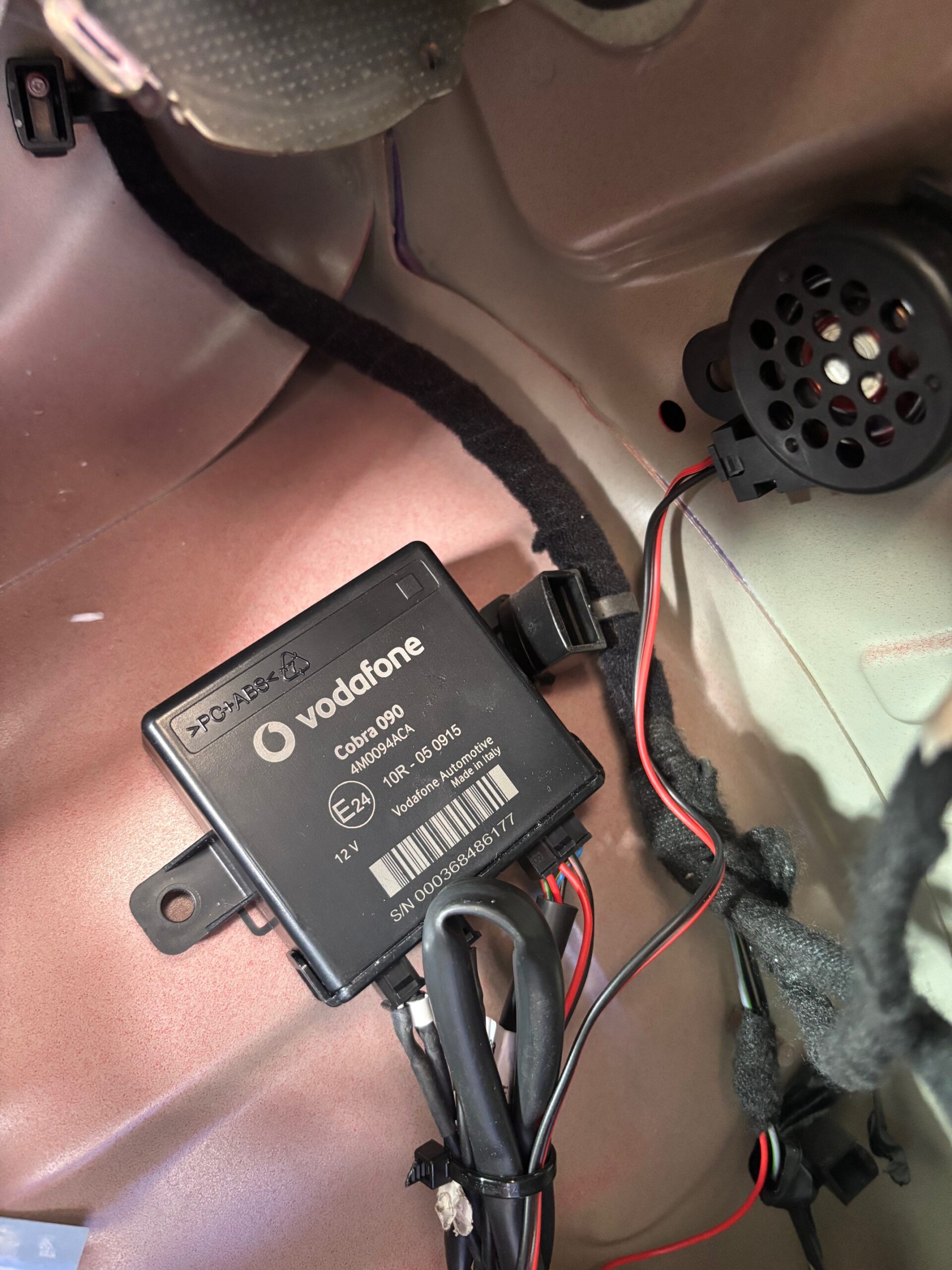 Ultra-thin Vodafone R294 sensor heads on Jeep