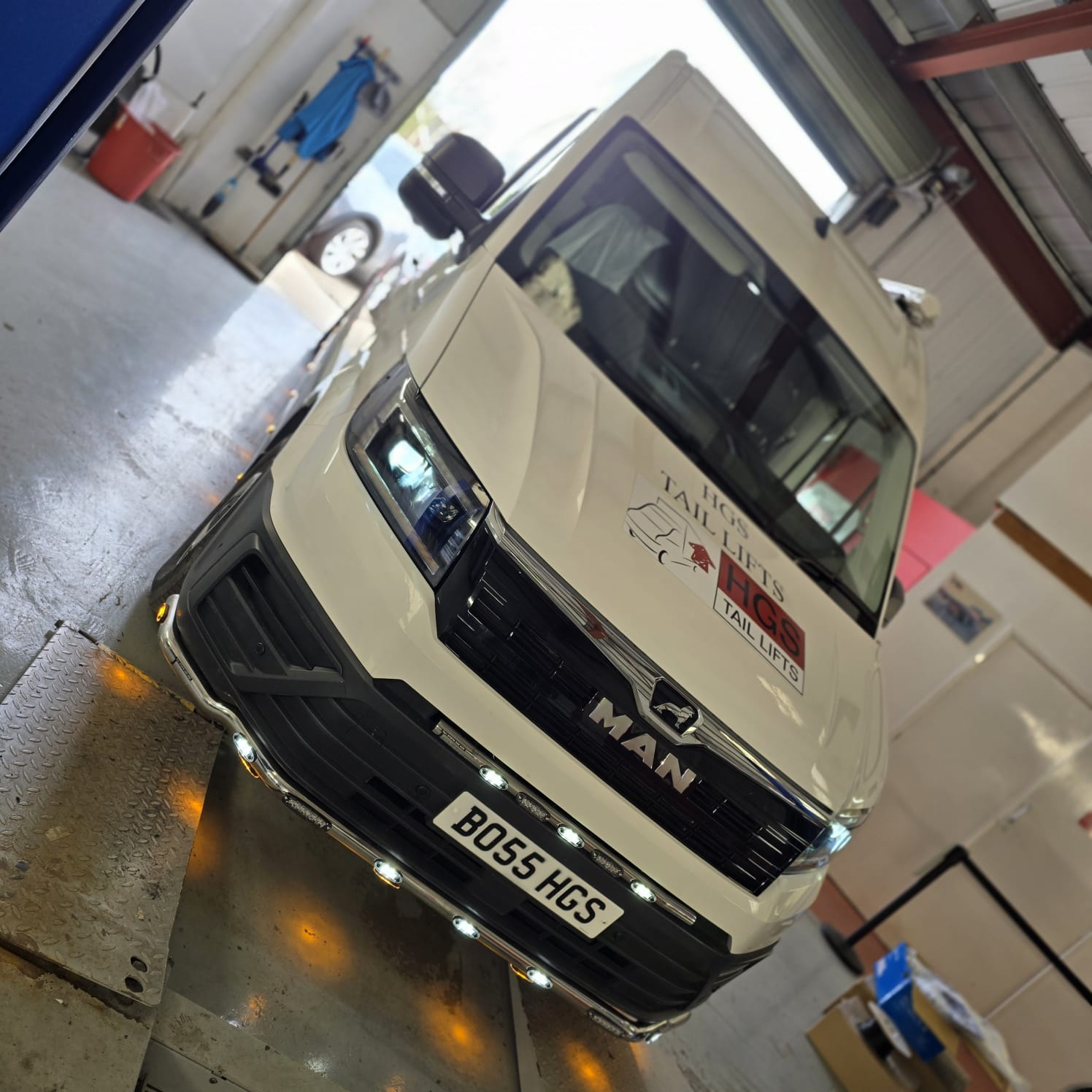 Amber and white LED lights on MAN TGE