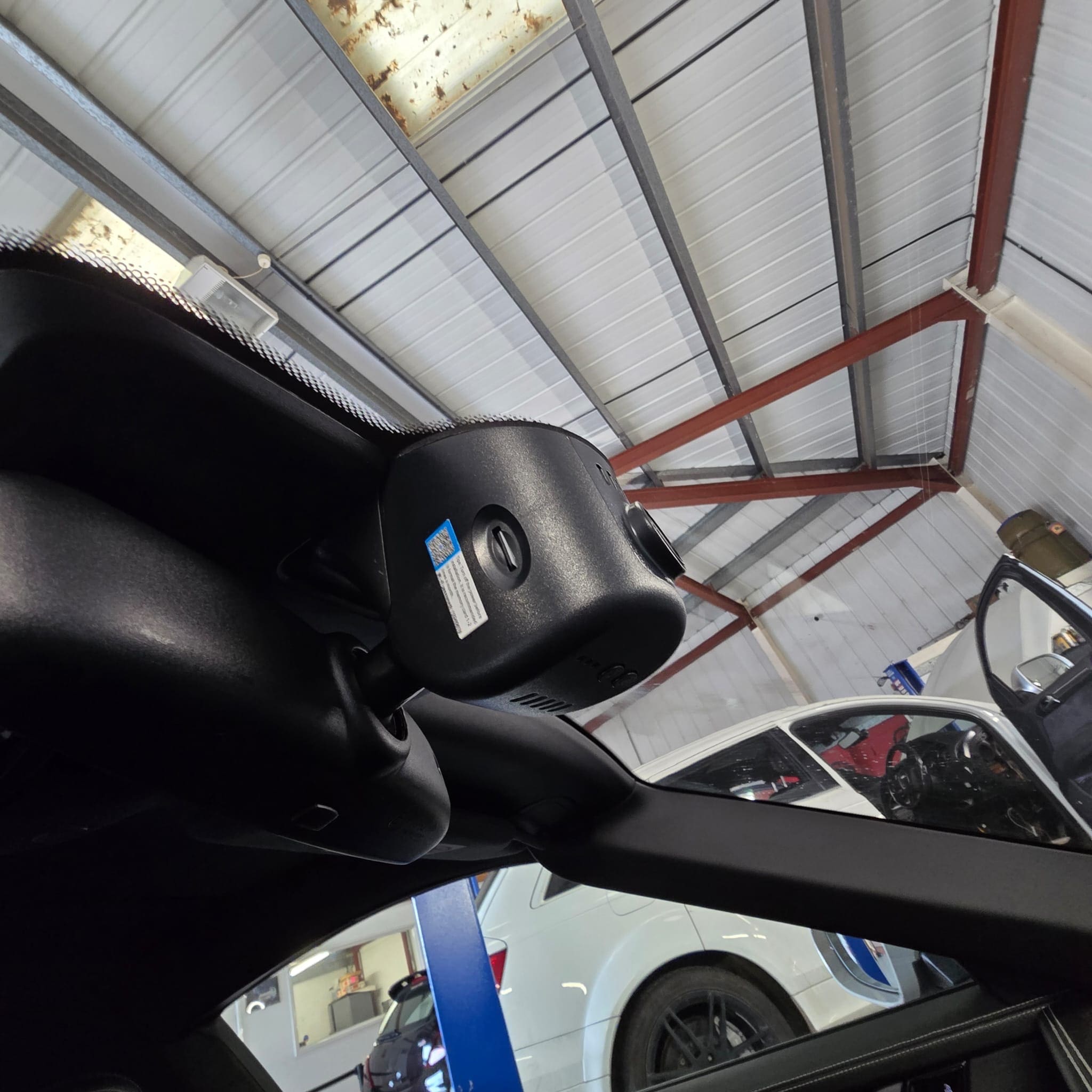 Porsche 911 dash cam positioned within the mirror trim area to keep the windshield view clean