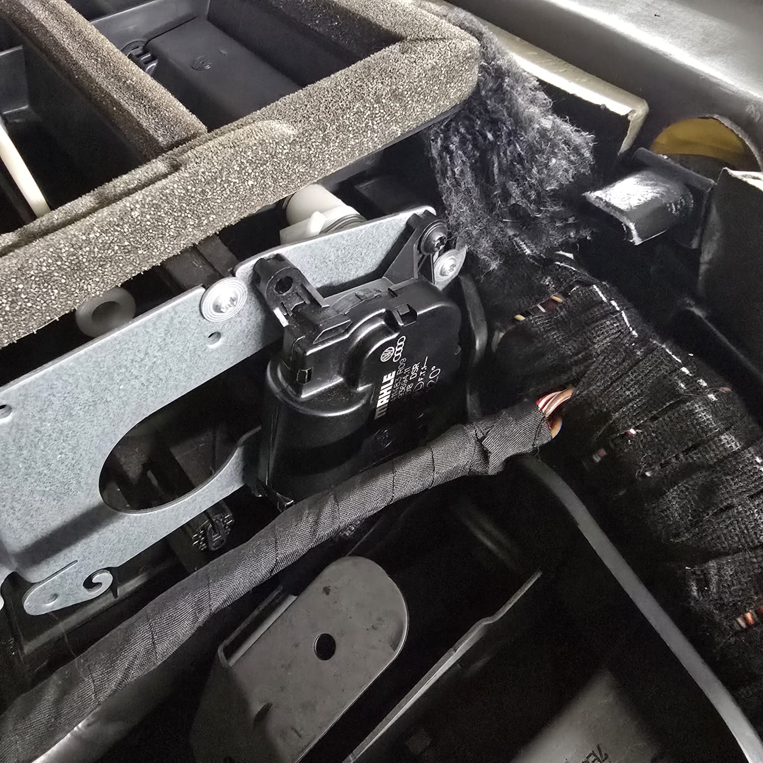 VW T5.1 defroster flap motor replacement