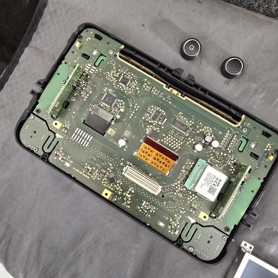 VW Tiguan infotainment restored with new display