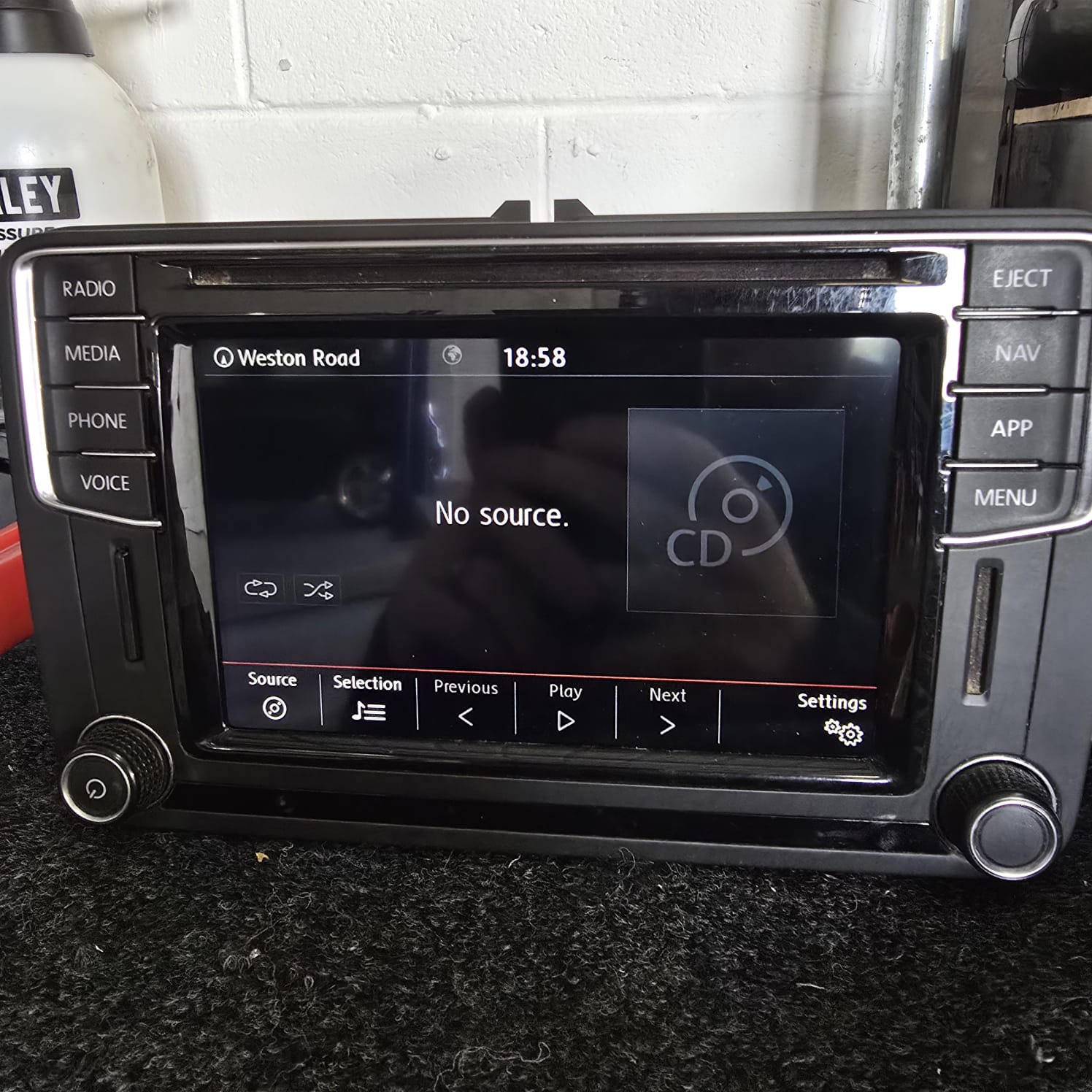 VW Caddy Mk3 LCD navigation screen repair completed