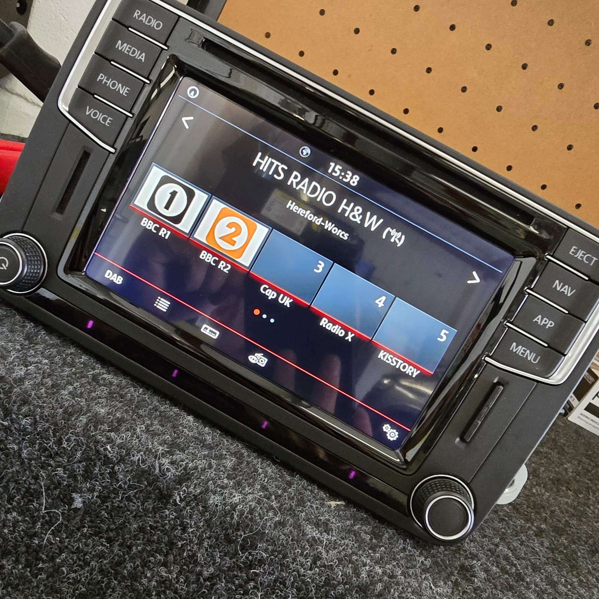 VW Discover screen digitiser replacement service