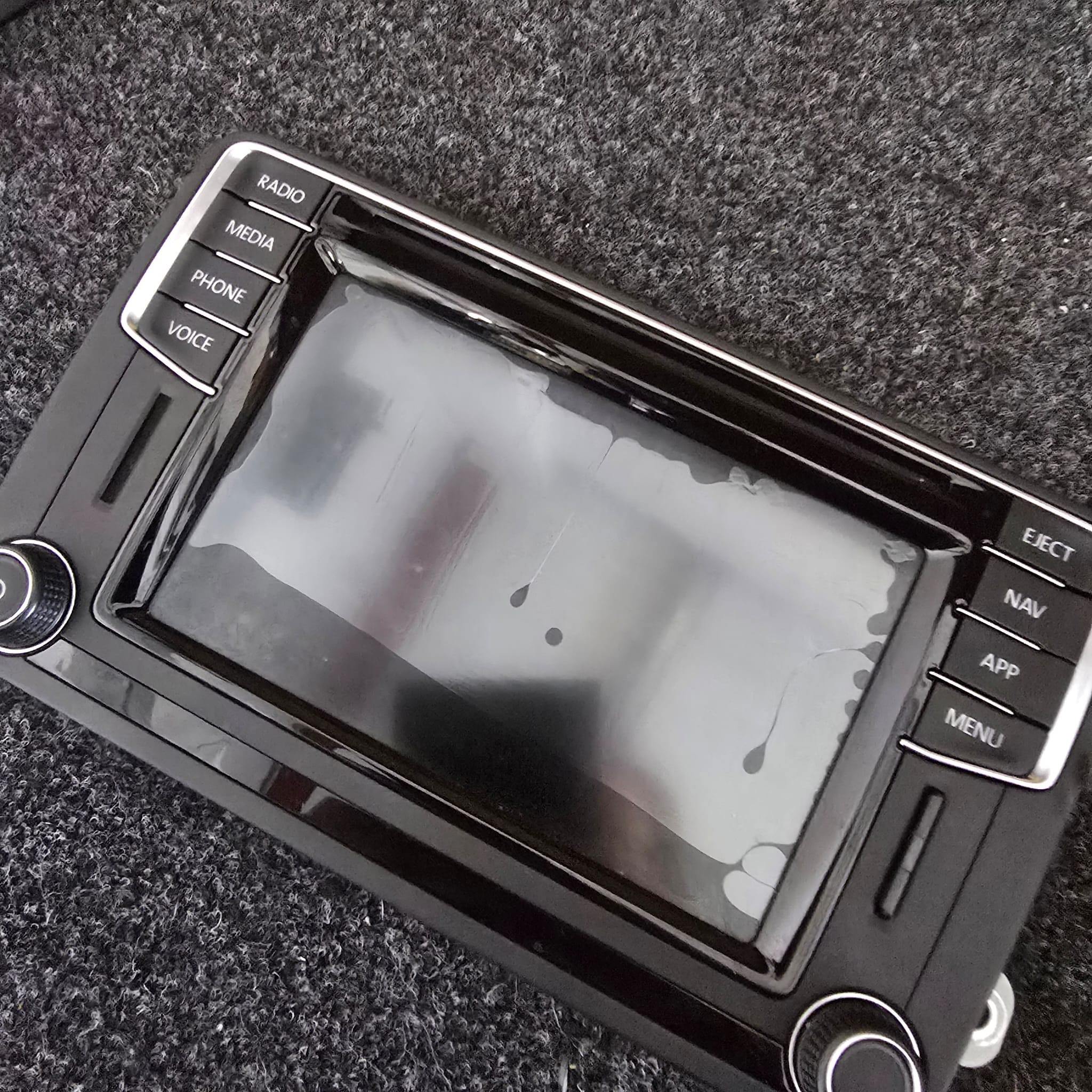 Repaired VW Discover unit with new digitiser screen