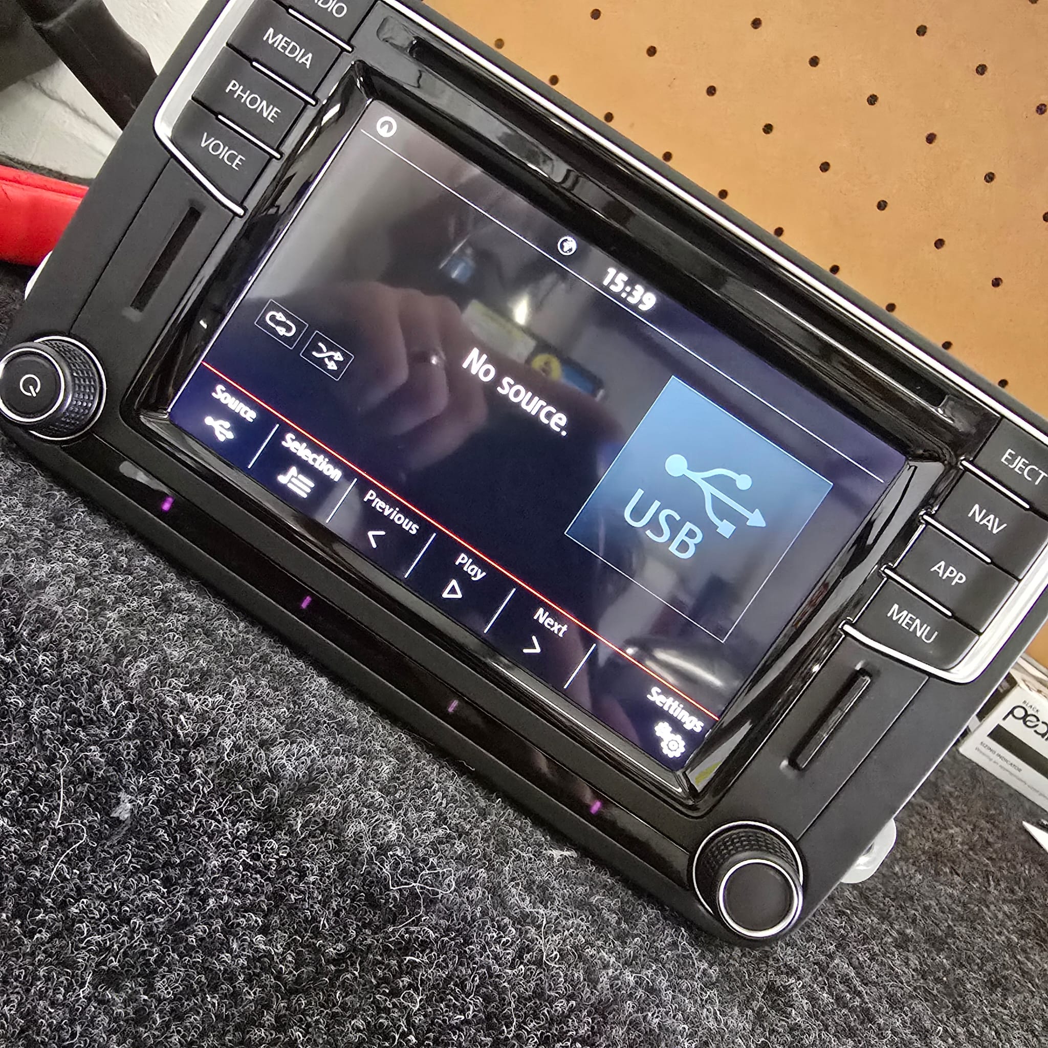 VW Discover screen digitiser repair process