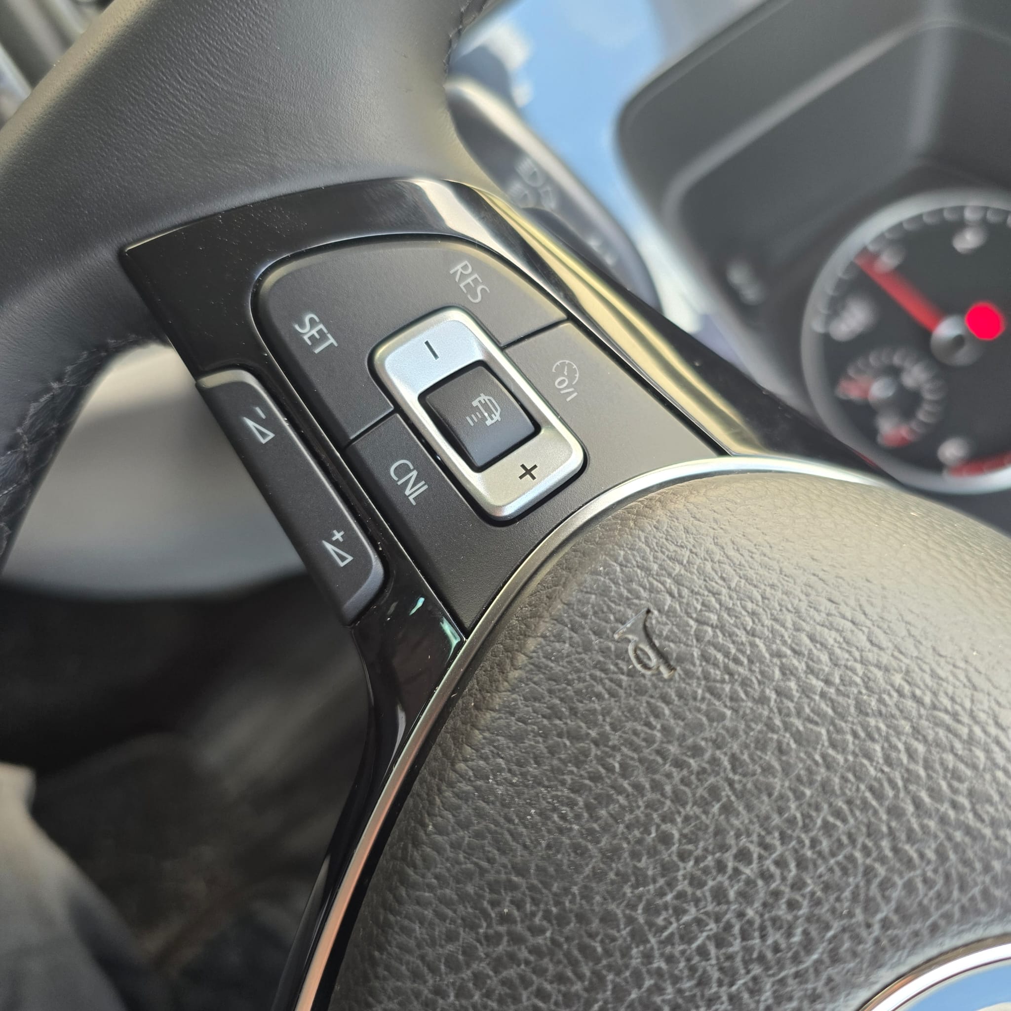 Seamless button integration on VW T6