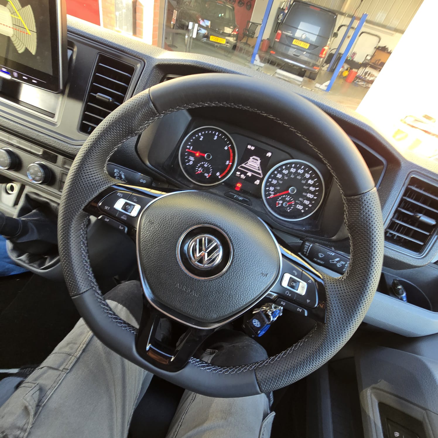 VW Crafter flat-bottom steering wheel with multifunction buttons