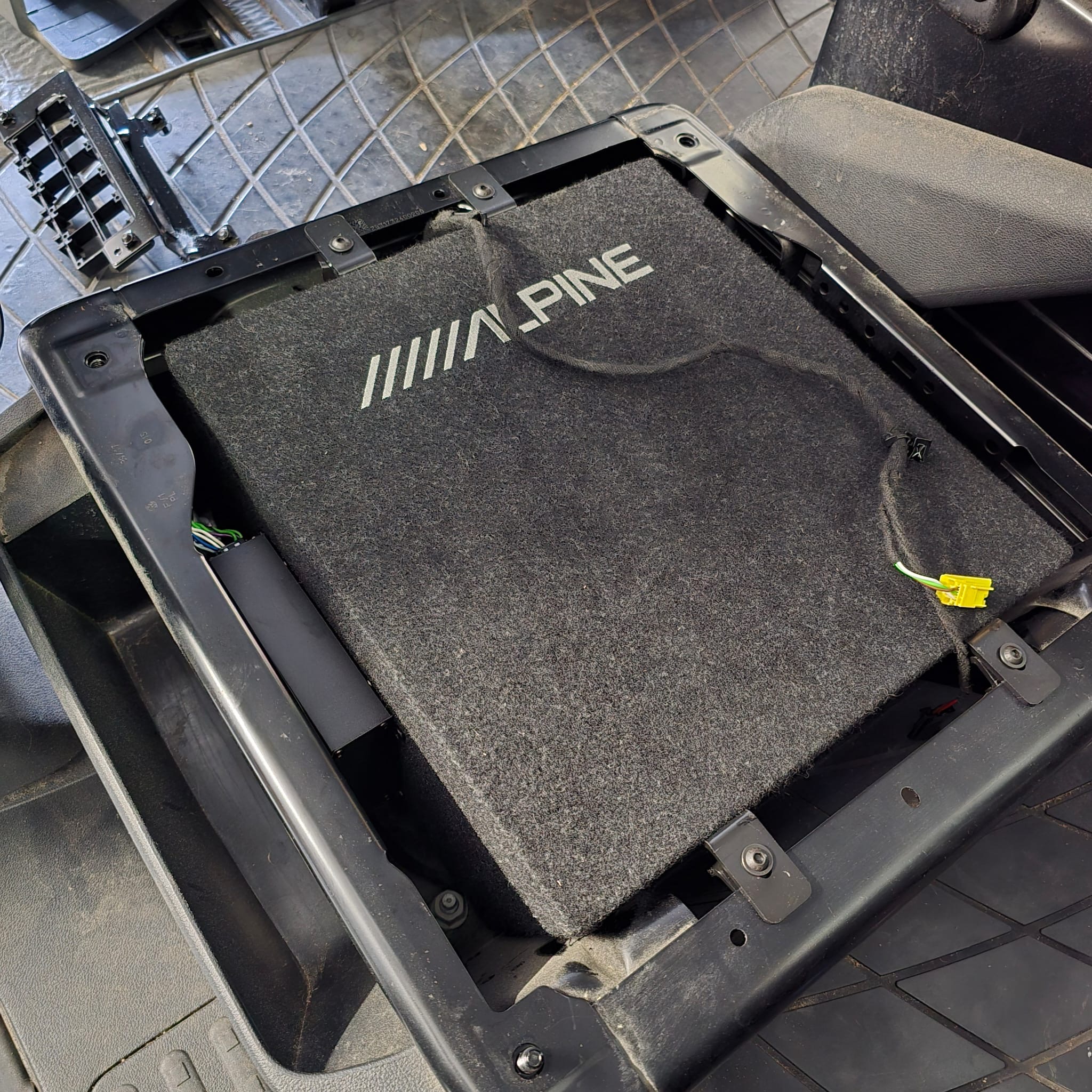 Alpine DSP amplifier and subwoofer for VW T6 installation