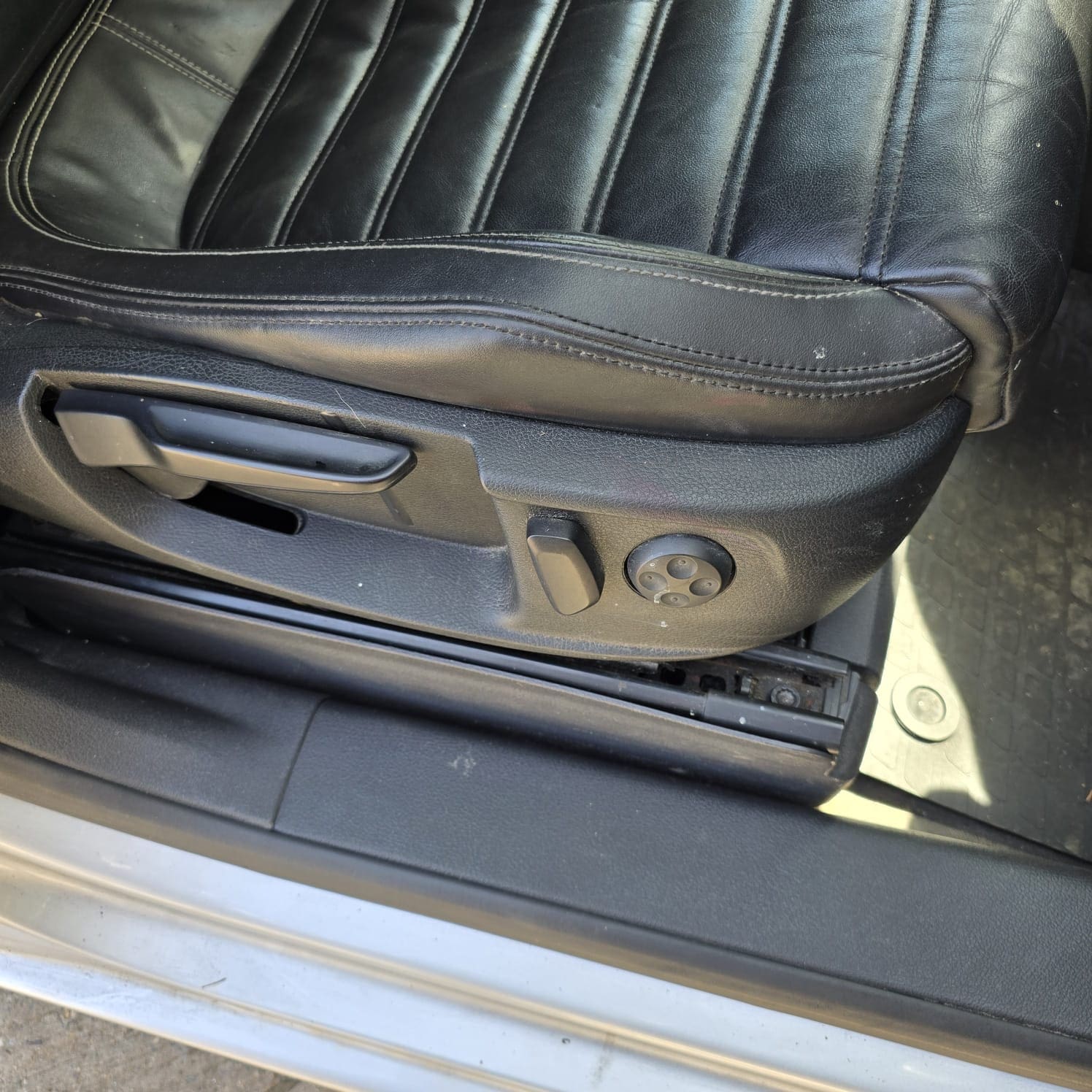 VW Touran retrofit with heated seat wiring and module integration