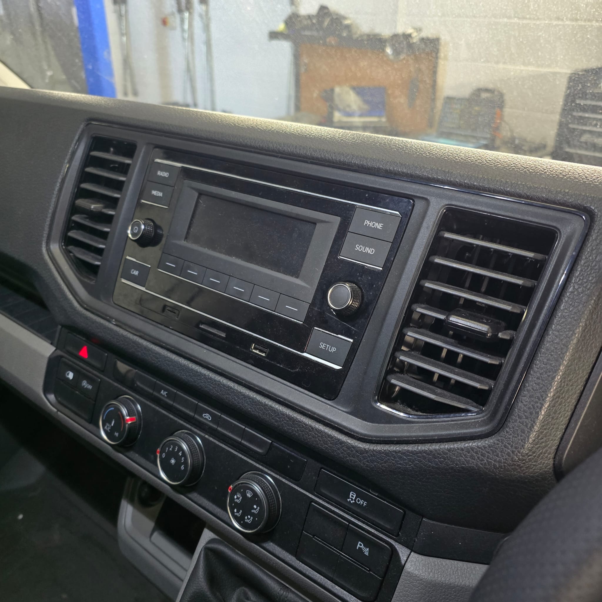 VW Crafter Alpine Halo 9 iLX-F905D Floating Display Retrofit