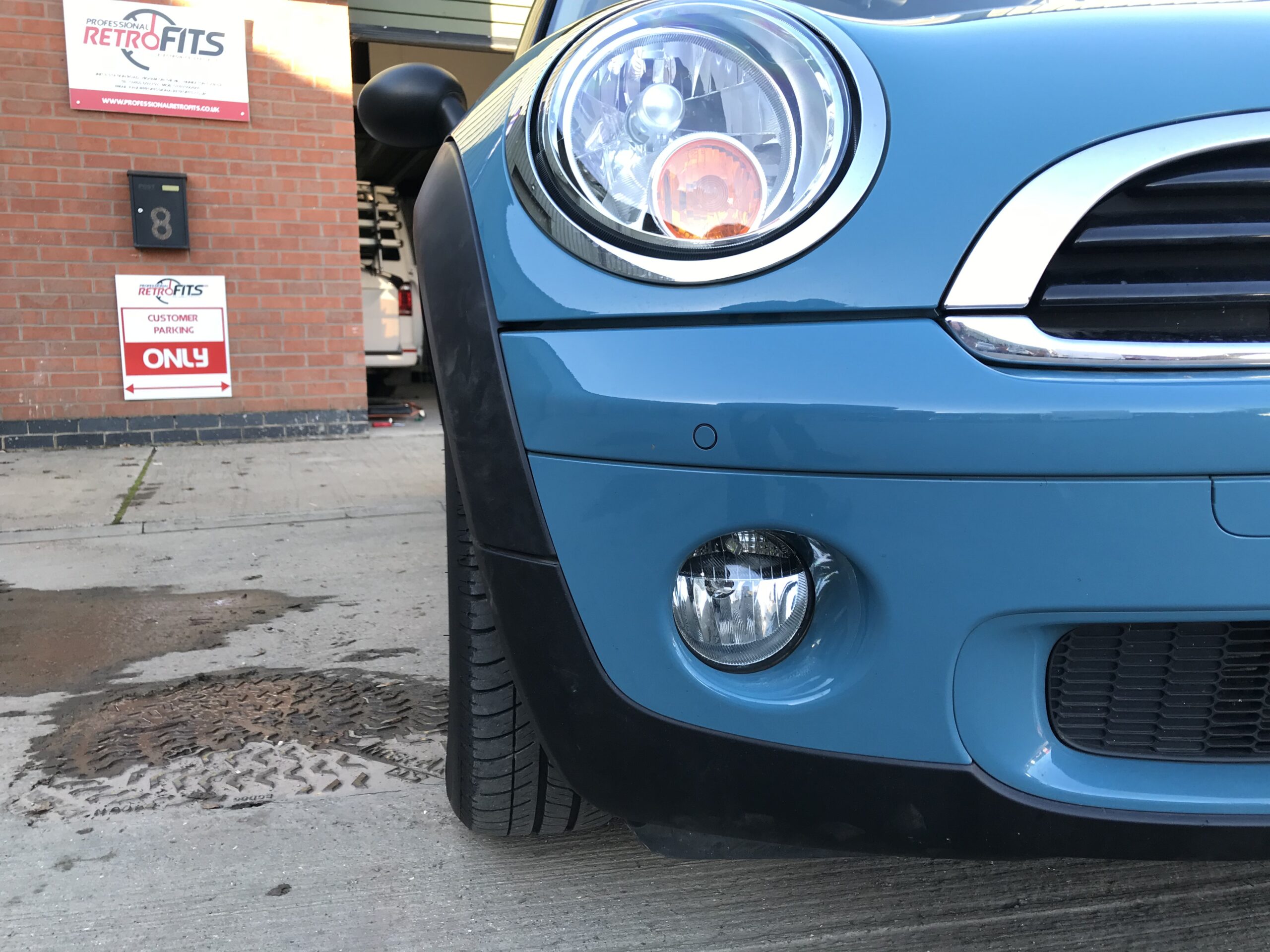 Internal LED distance display for flush-fit sensors