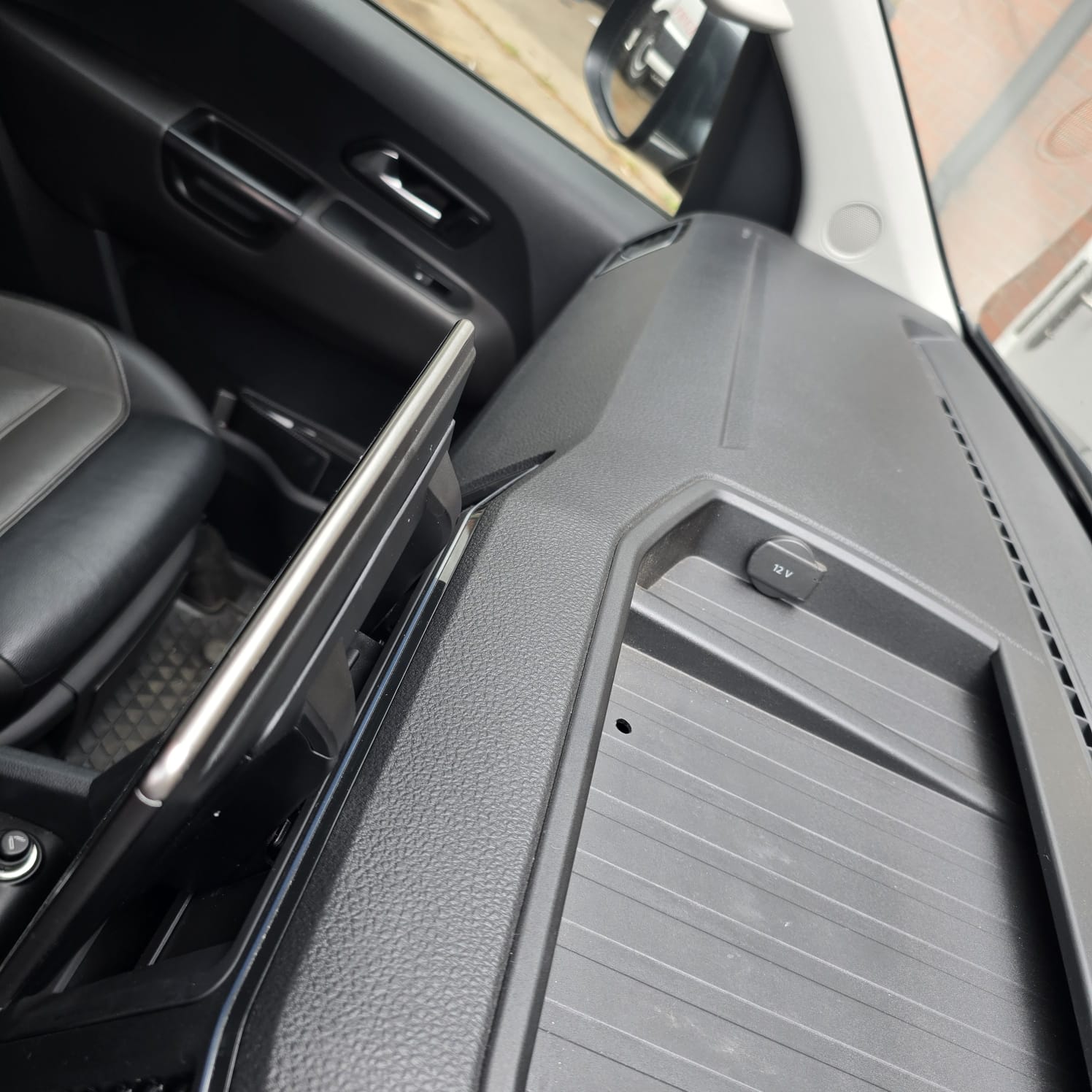 INE-F904D Alpine Halo 9 screen close-up in VW Amarok