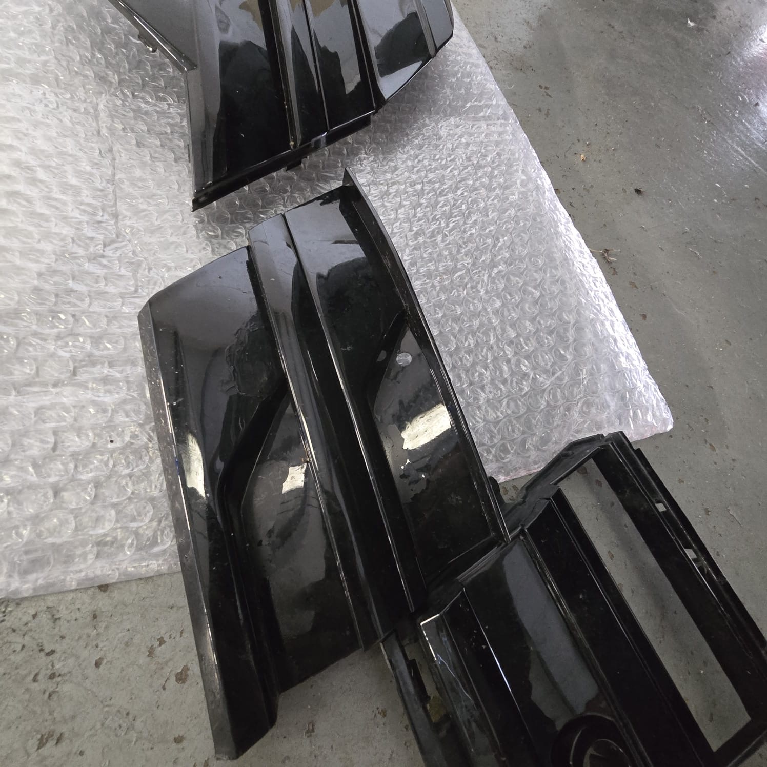 Reinstalled bumper with gloss black OEM grilles on VW T6.1