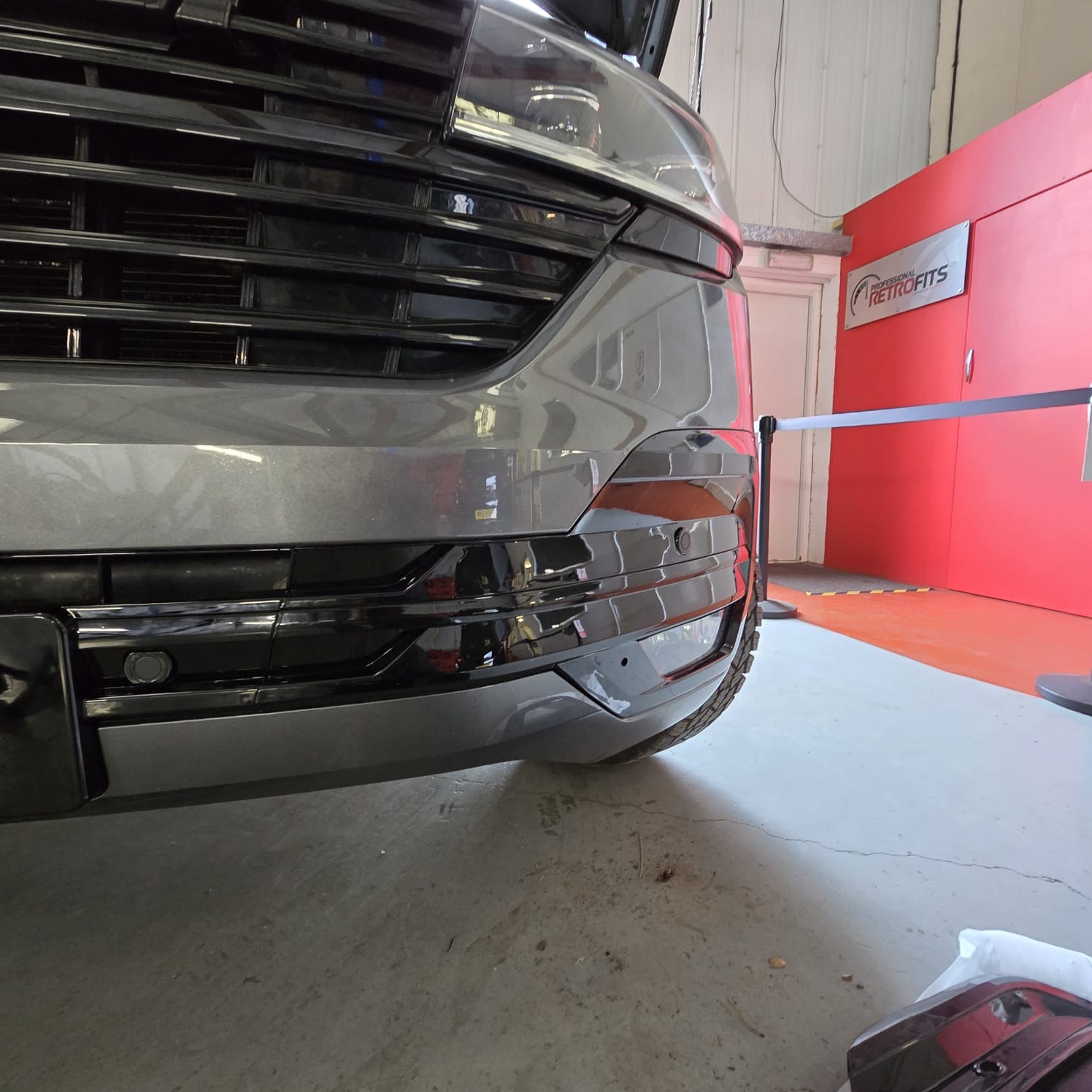 VW T6.1 gloss black grille replacement – before and after
