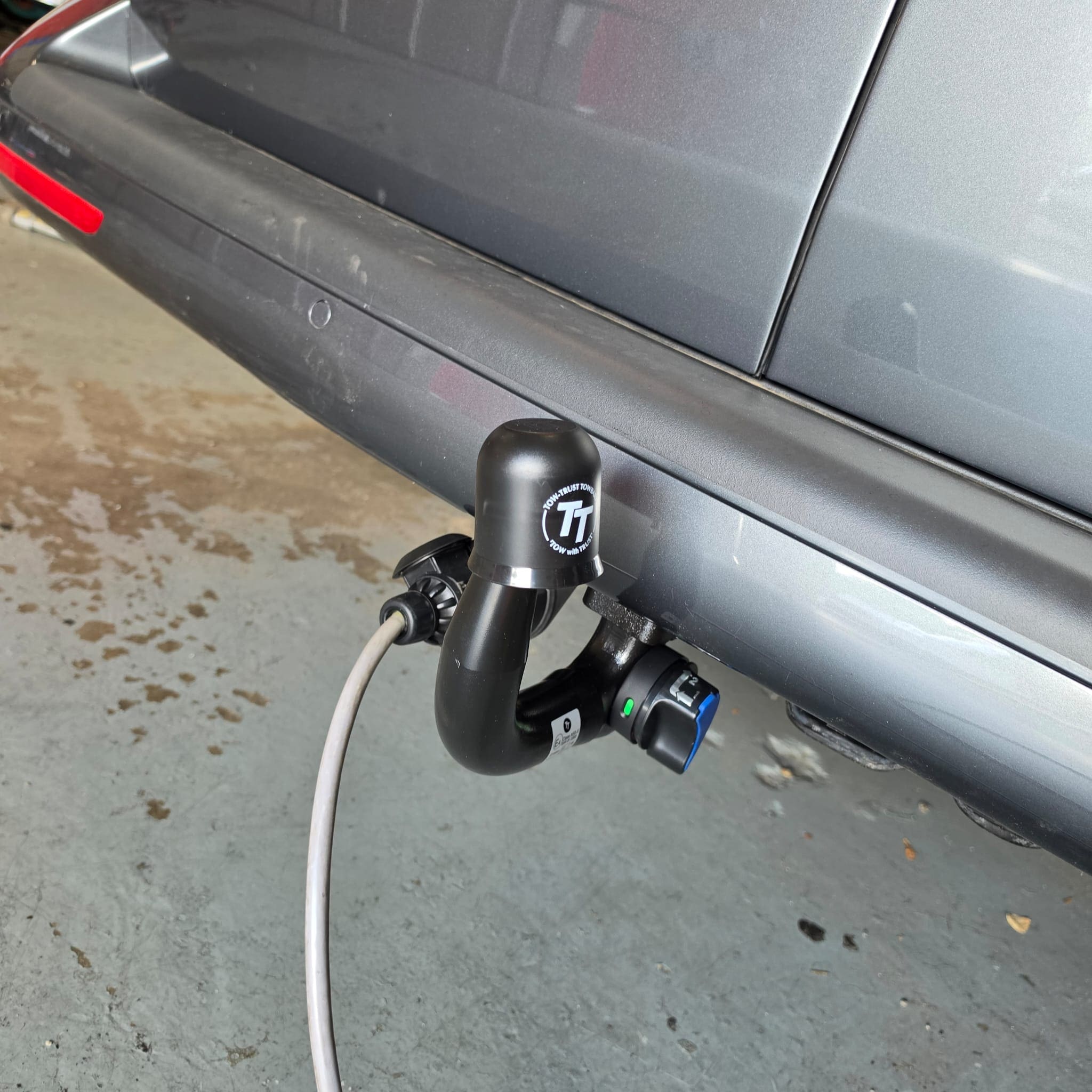 Blue Volkswagen T6 after detachable towbar and 13 pin coding work