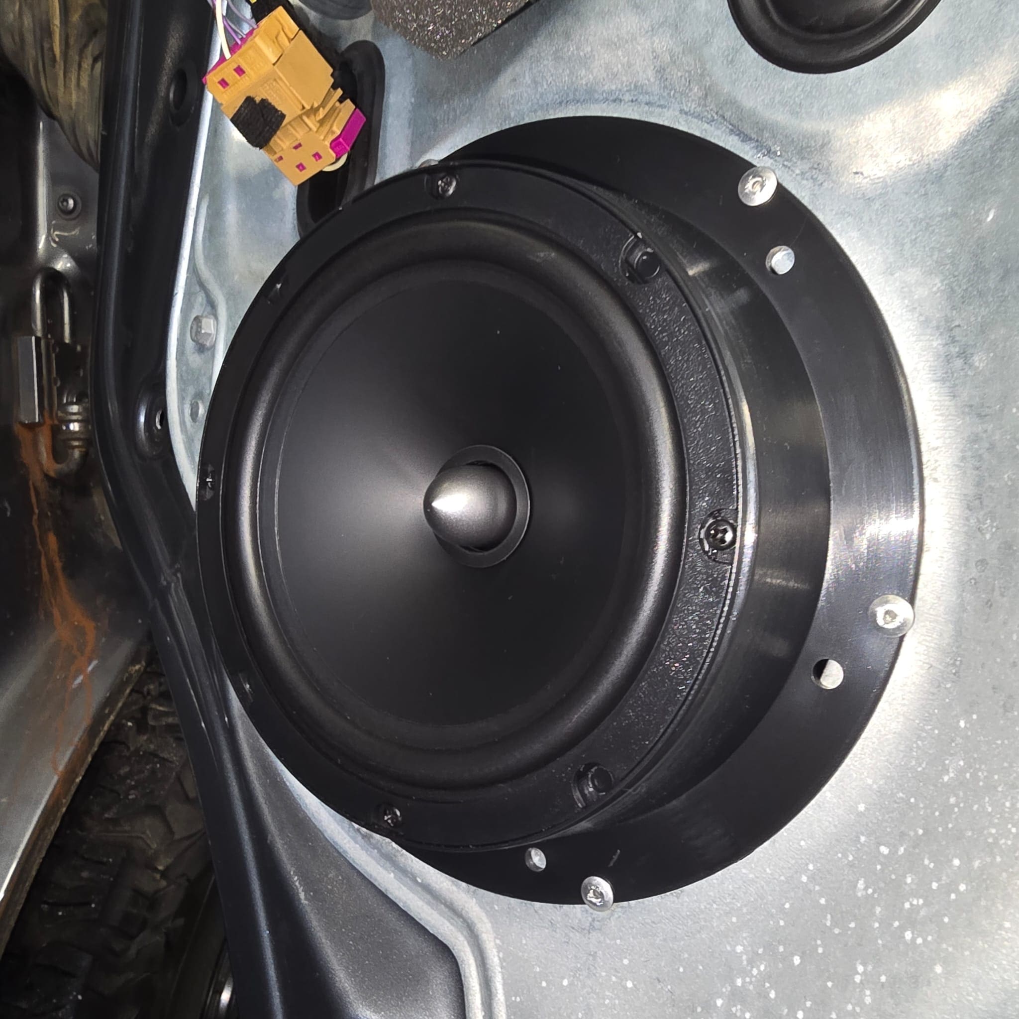 Alpine Halo 9 and Focal audio retrofit in VW Transporter T5.1 for better sound