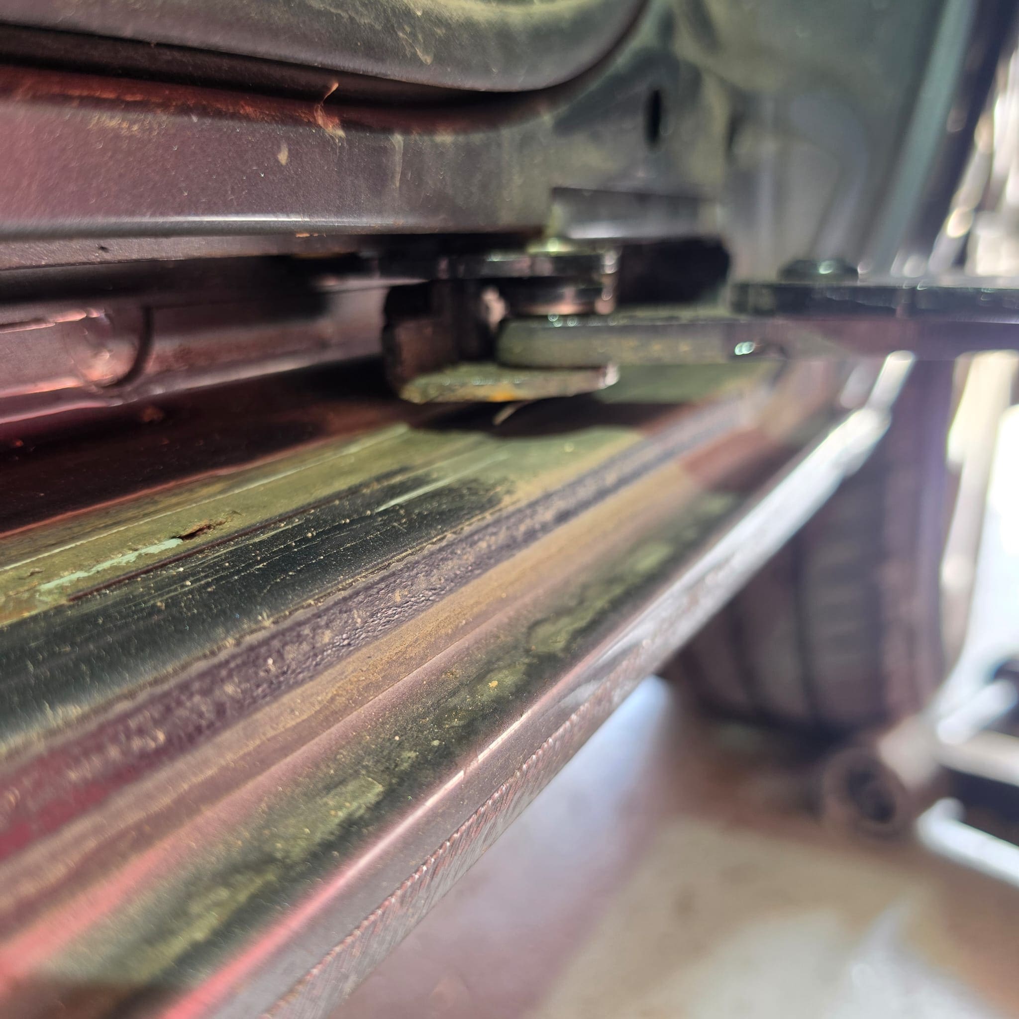 Rust and guide rail damage on VW T5.1 sliding door area identified during diagnostics