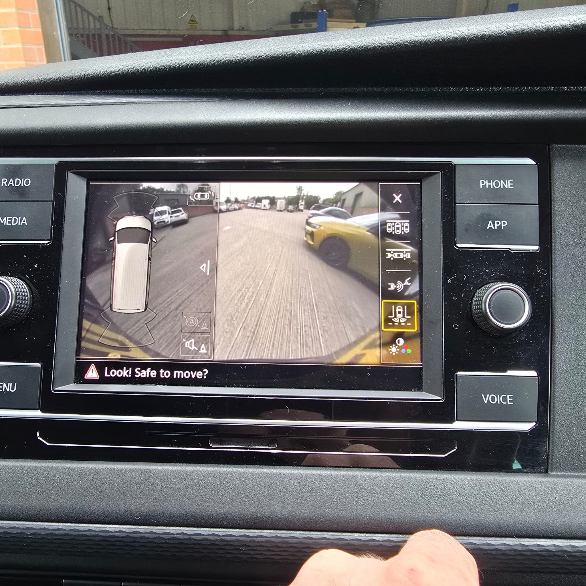 Rear camera display on a VW T6.1 Highline with dynamic guidelines enabled