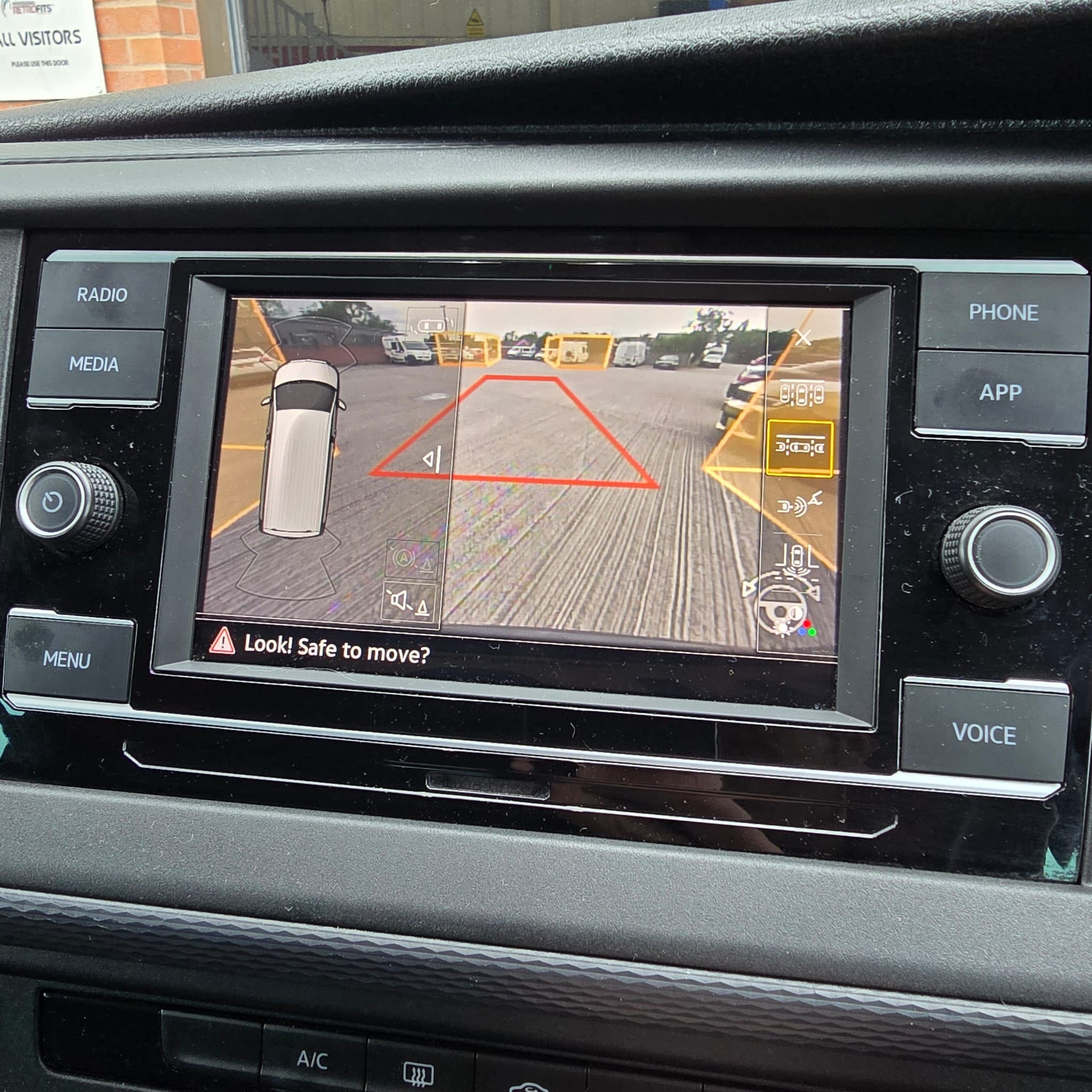 Dynamic guidelines displayed on a VW T6.1 Highline rear camera system