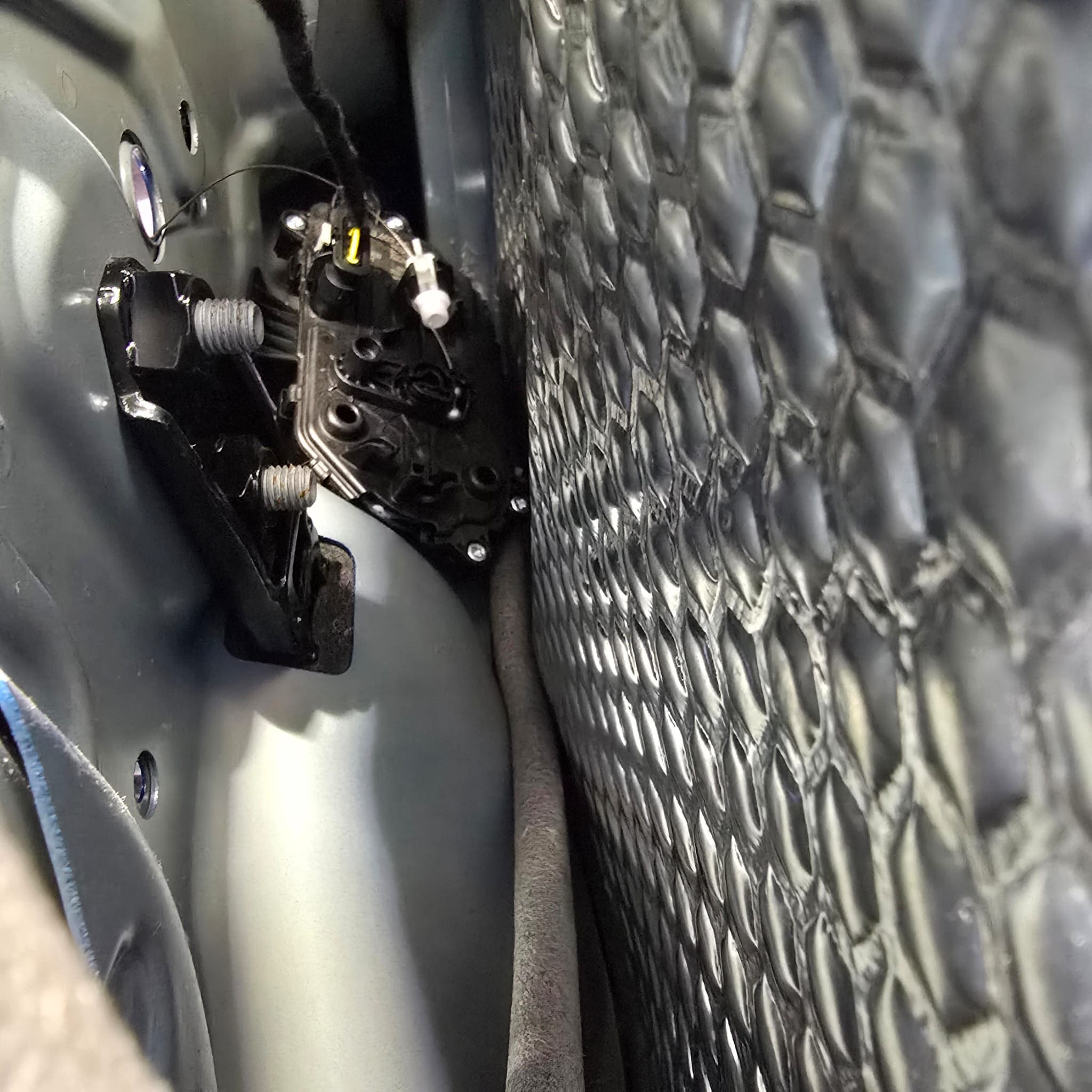 Soft-close pull-in action on a VW T6.1 side door to prevent slamming