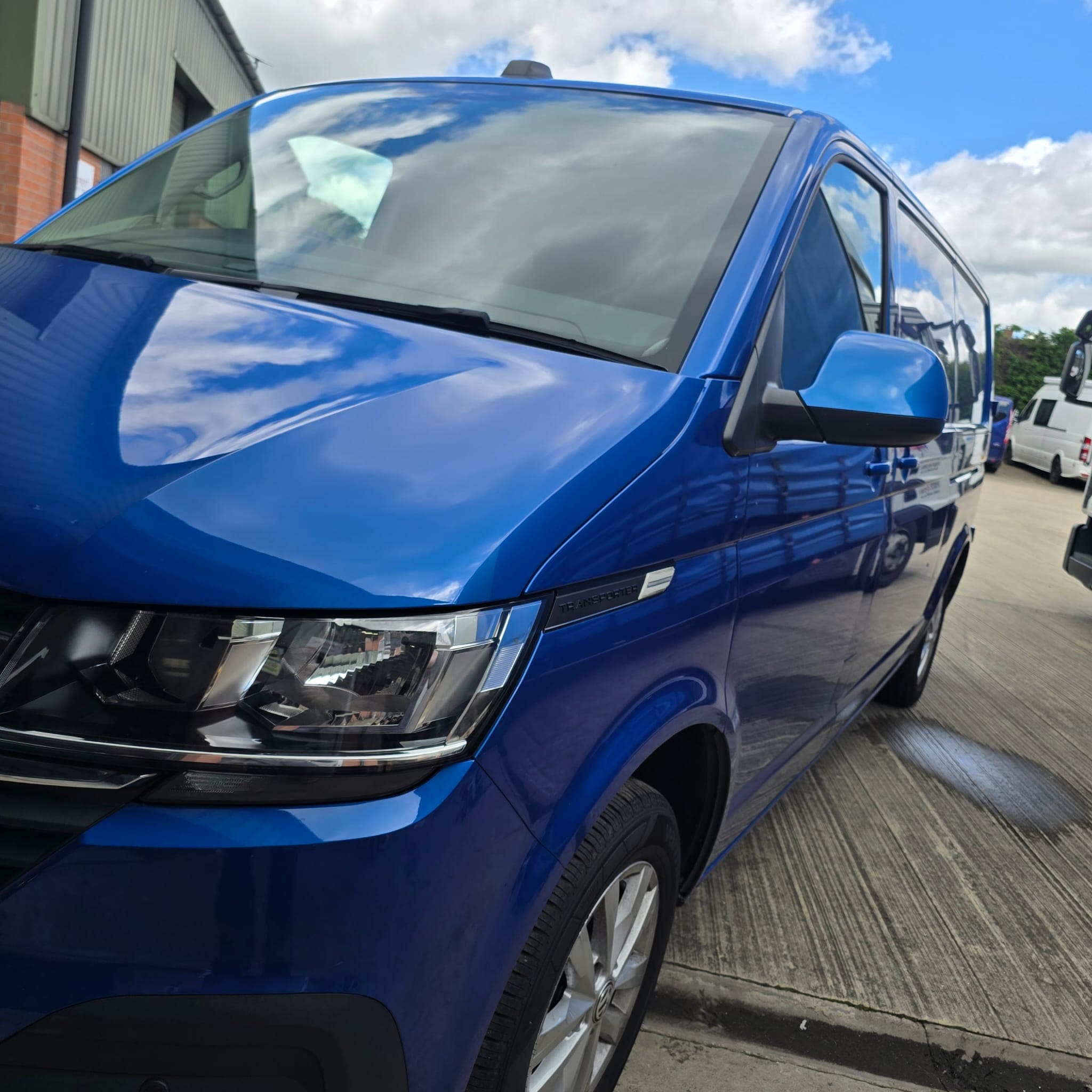 Rear view camera and sliding door upgrade work on Volkswagen T6.1