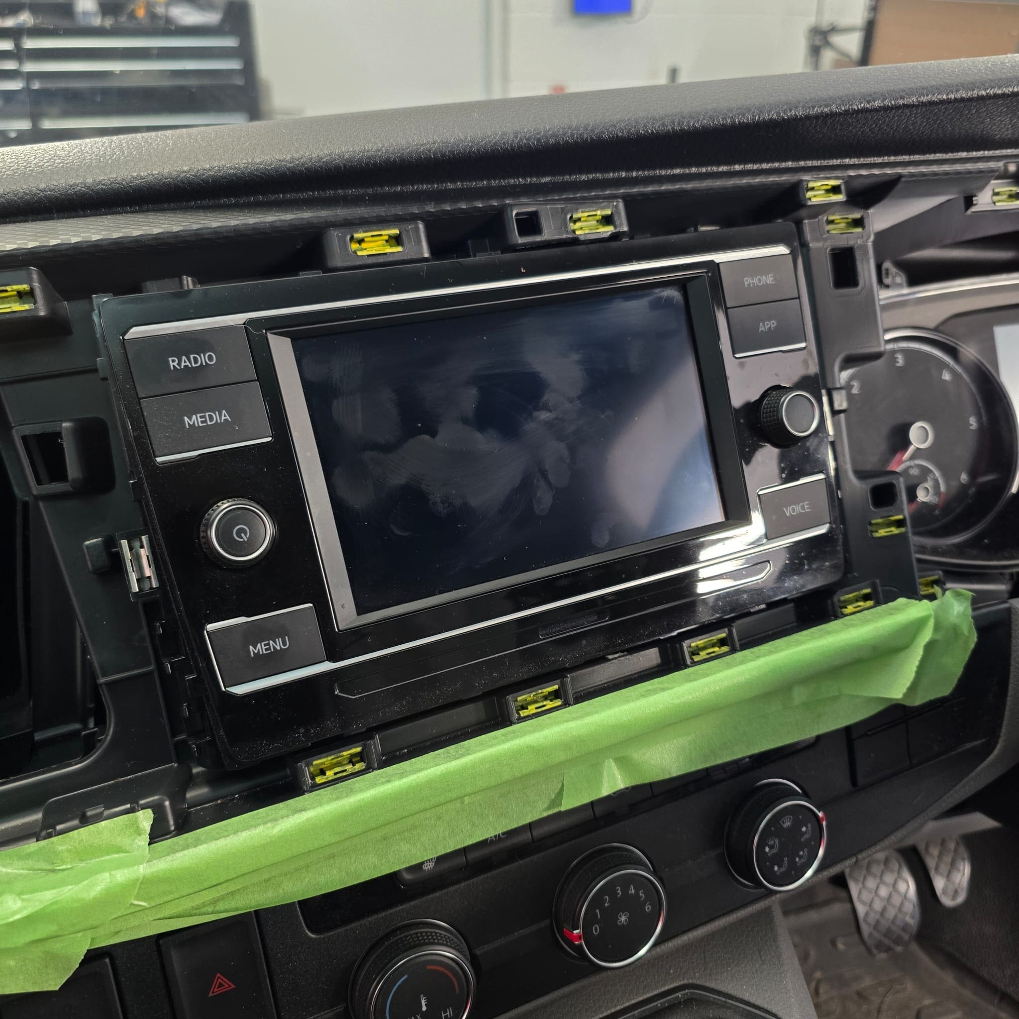 Alpine fitting kit and retention parts used for VW T6.1 installation