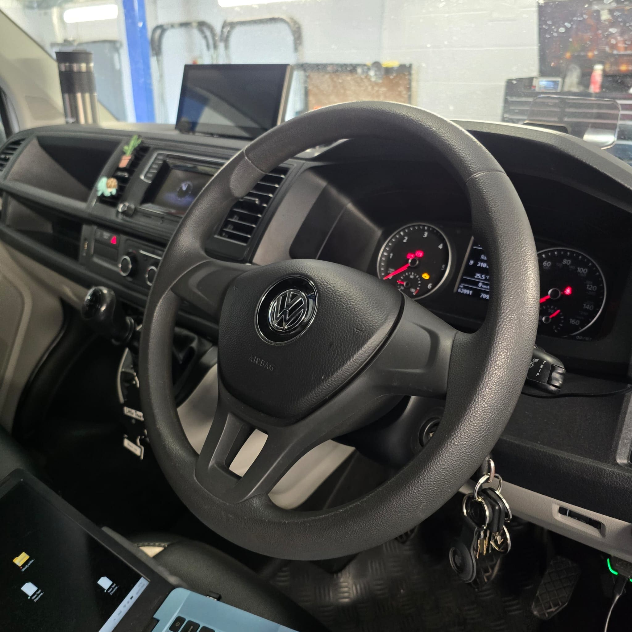 VW Transporter steering wheel voice control button for Siri with App Connect