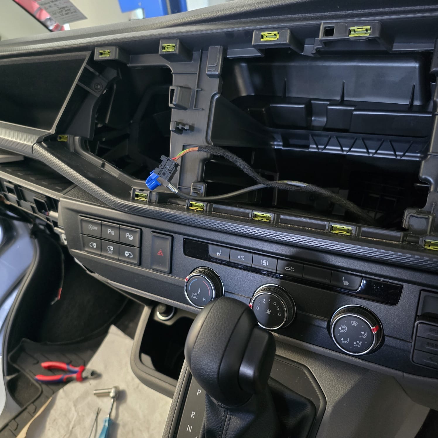 VW Transporter rear cross traffic alert wiring