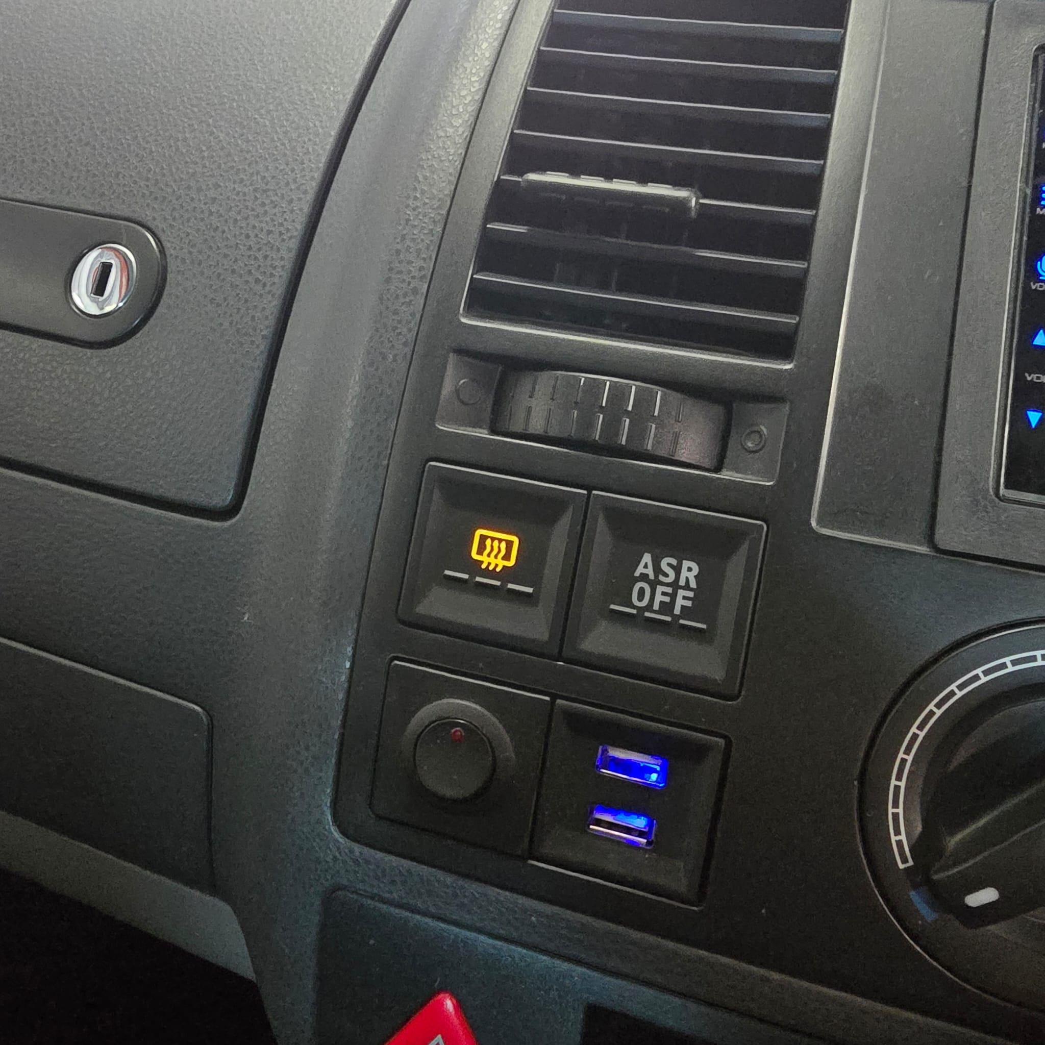 Wiring integration for a T5 heated windscreen retrofit using a T6 screen