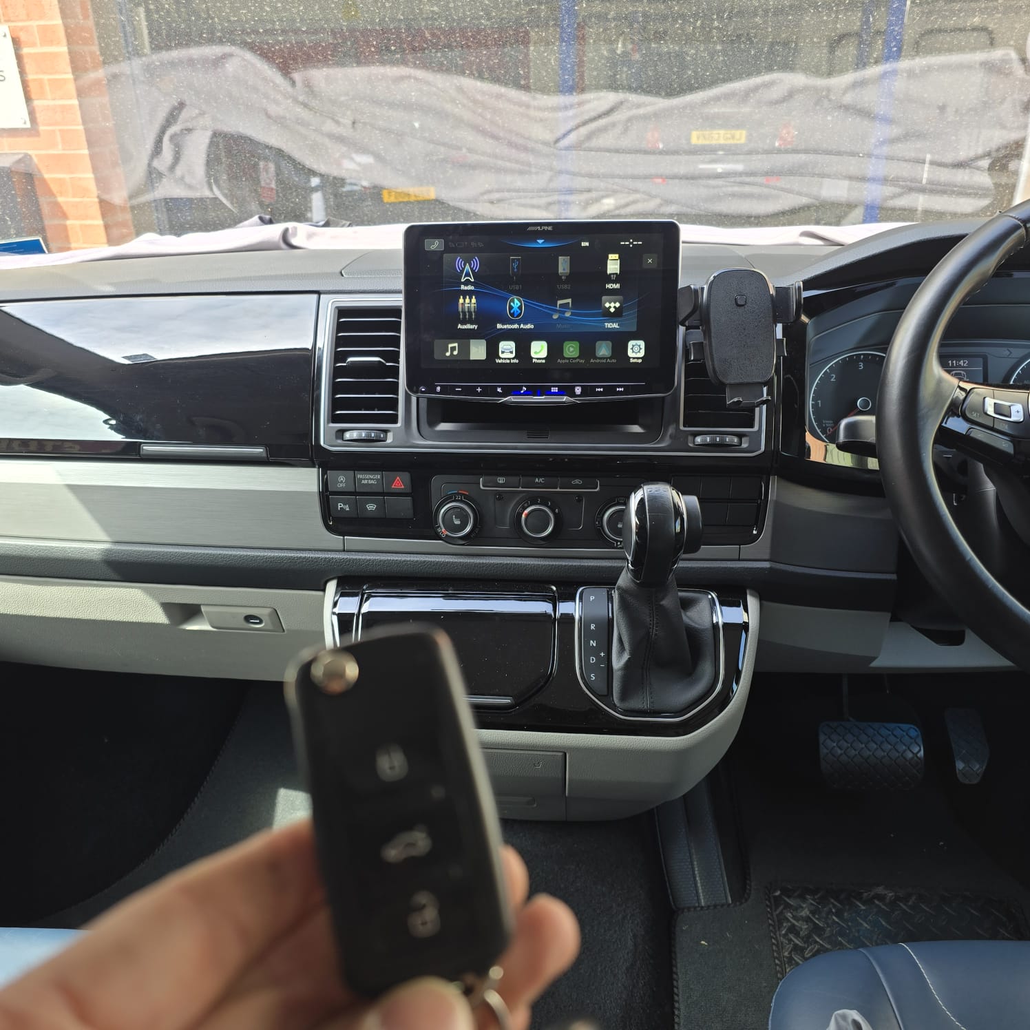 volkswagen-transporter-alpine-halo9-button-installation