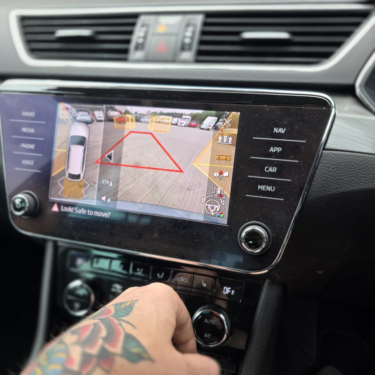 skoda-superb-rear-camera-retrofit-oem-installation